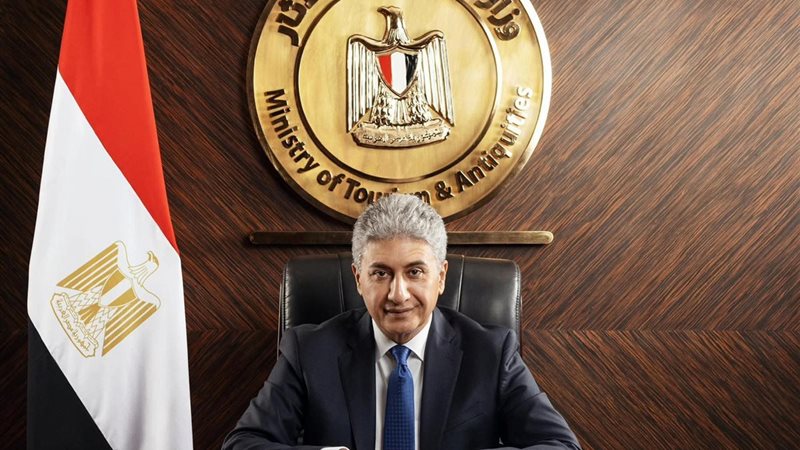  وزير السياحة والآثار