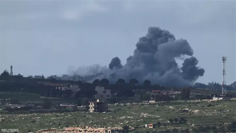 دخان يتصاعد إثر هجمات