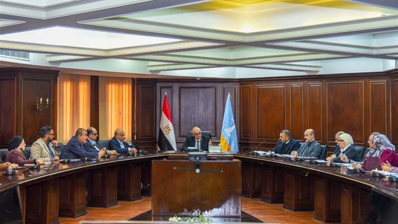 جانب من اجتماع محافظ