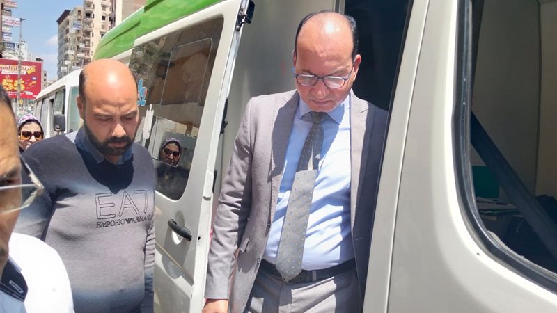 قافلة طبية أمام كنيسة