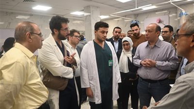 عميد طب قصر العيني يتفقد مستشفى الطوارئ للاطمئنان على انتظام العمل 