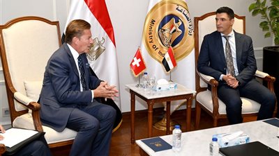 وزير الصناعة يبحث فرص التعاون الصناعي مع سفير سويسرا