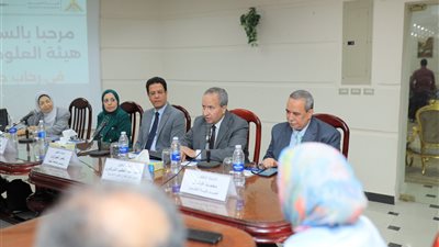 رئيس جامعة بنها يبحث مع لجنة قطاع العلوم سبل تحديث اللوائح الدراسية