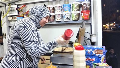 «أم يوسف».. بائعة فريسكا من كرفان بسيط إلى حكاية صمود بشوارع الإسكندرية