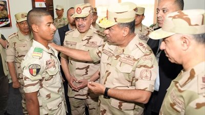 وزير الدفاع يتفقد إحدى وحدات التدريب الأساسي بالقوات المسلحة 
