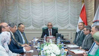 وزير الإنتاج الحربي يناقش تخفيض استهلاك الطاقة وأساليب خفض البصمة الكربونية 