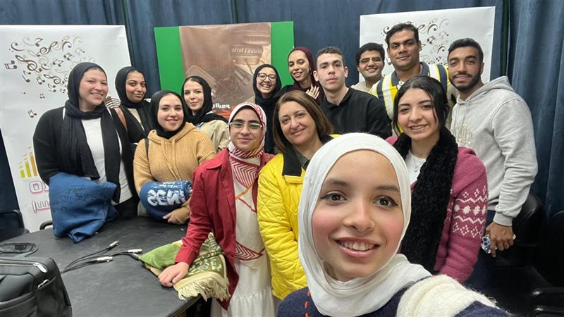 الطلاب في مشروع التخرج