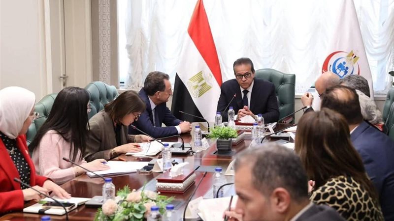اجتماع وزير الصحة