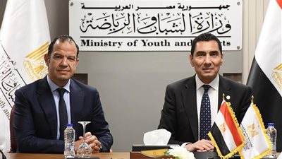 وزير الشباب يبحث مع شركة استادات خطط تطوير المشروعات الرياضية