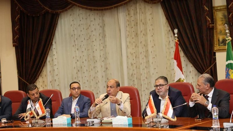 محافظ المنيا يجتمع