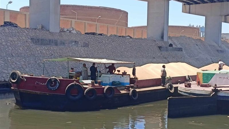 الصنادل البحرية بمنطقة