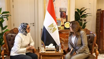 وزيرة التنمية المحلية تتابع مع محافظ الوادي الجديد الملفات الخدمية