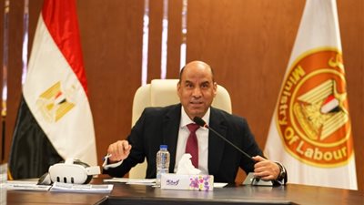 برواتب مجزية.. وزير العمل يعلن عن 5173 وظيفة بالقطاع الخاص في 17 محافظة