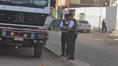 مرور إدفو ينفذ قرار تحركات سيارات النقل الثقيل داخل شوارع المدينة
