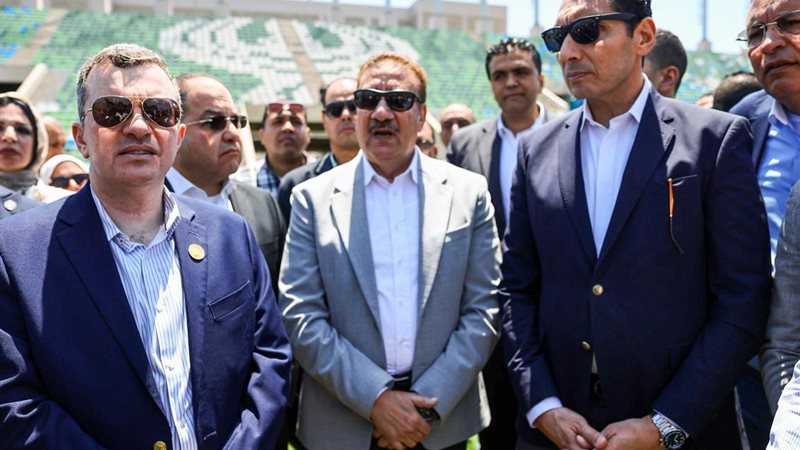 وزير الرياضة في ستاد