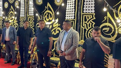 حمو بيكا يتلقى عزاء والده و يهدي المعزين ألف مصحف 