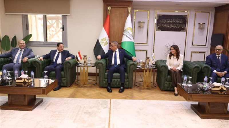 المحافظ أثناء استقباله