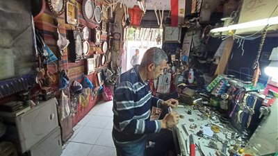 46 عامًا بين عقارب الزمن.. حكاية أقدم ساعاتي في الإسكندرية