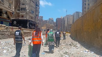 «خليك إيجابي» تقود حملة ميدانية لتوعية البيئة و تنظيف شريط ترام الرمل 