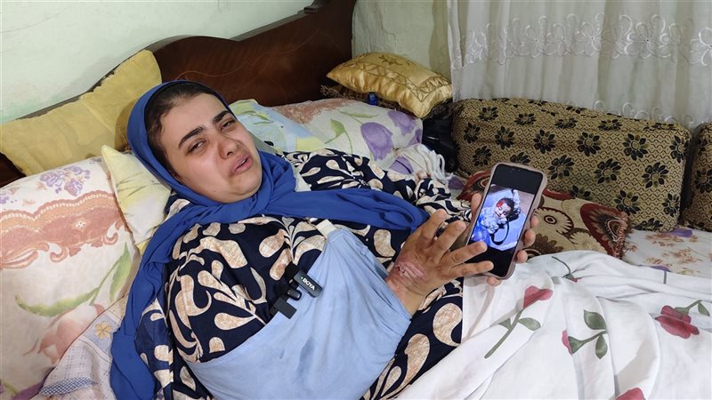 سماح المصابة تعانق ابنها الضحية 