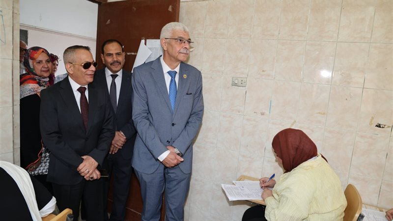 رئيس الجامعة اثناء