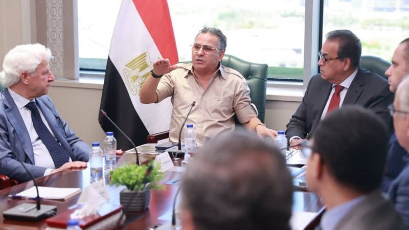 اجتماع وزير الصحة مع مسؤولي مجموعة 