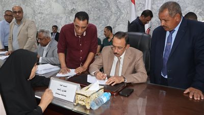 محافظ سوهاج يواصل الاستماع للمواطنين في اللقاء الأسبوعي.. وتوجيهات لفحص الشكاوى 