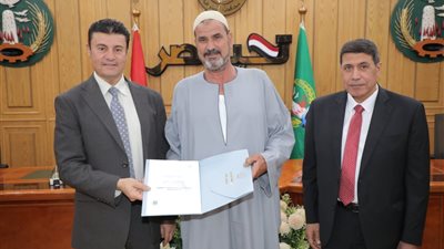 تسليم عقود تقنين جديدة لأراضي أملاك الدولة للمستوفين للاشتراطات بالمنوفية