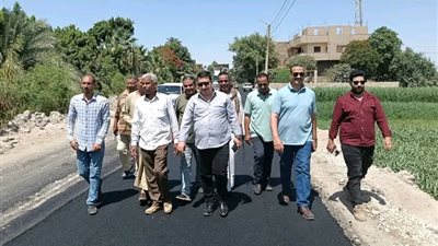 رفع كفاءة الطرق غرب طهطا.. رصف طريق الصفيحة – نزلة عمارة لتحسين حركة المواطنين
