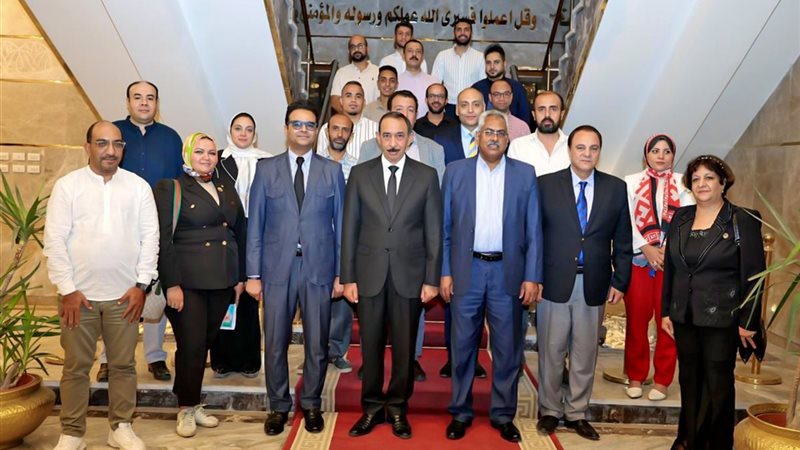 محافظ سوهاج مع وفد