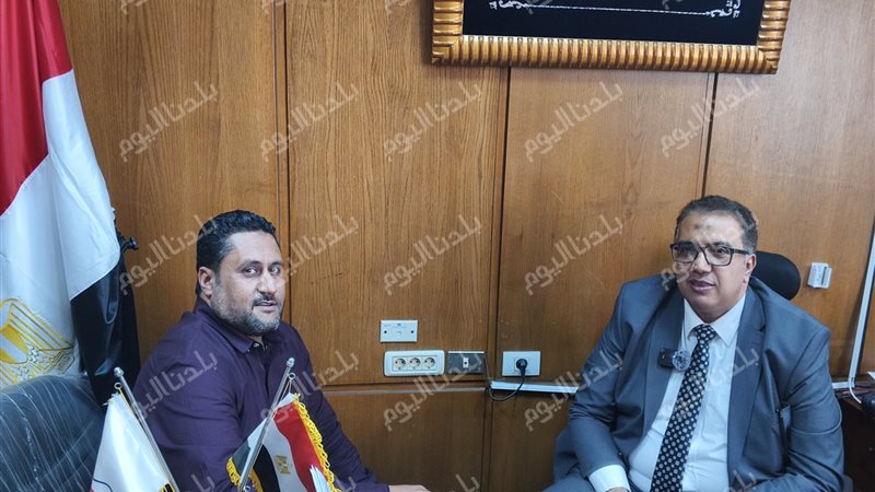 محرر بلدنا اليوم اثناء حوارة مع عميد معهد الاورام