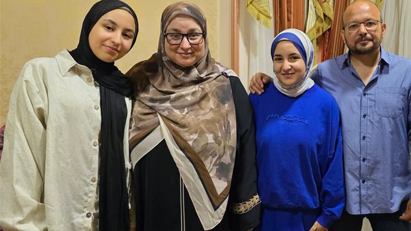 الطالبة مع اسرتها
