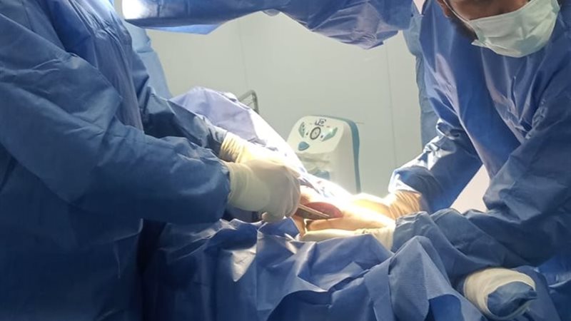 تدخل جراحي متقدم يجمع بين منظار الركبة وتصحيح التقوس