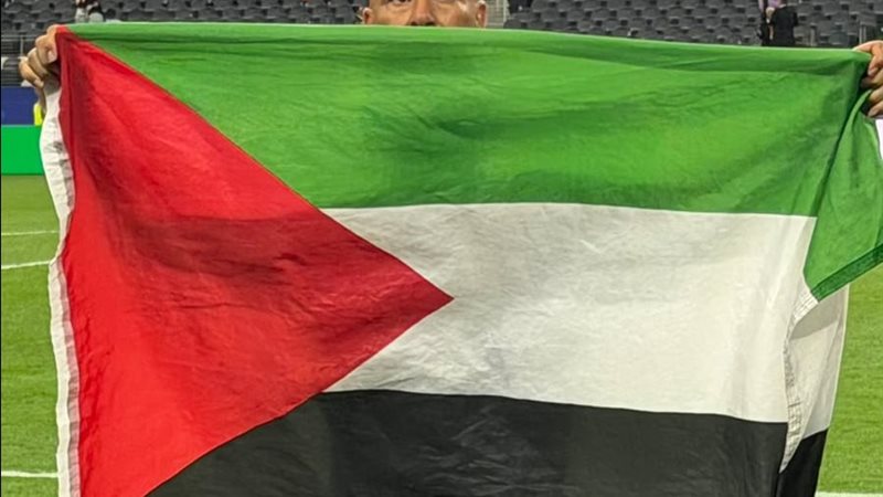 حسام حسن بعلم فلسطين