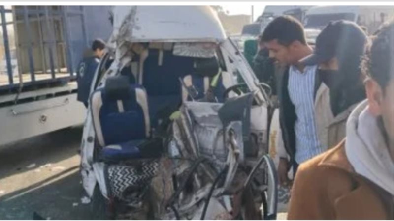 إصابة 12 عاملا في انقلاب سيارة نقل