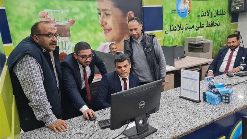 المهندس محمد صلاح الدين عبد الغفار يتابع طلبات أحد المواطنين