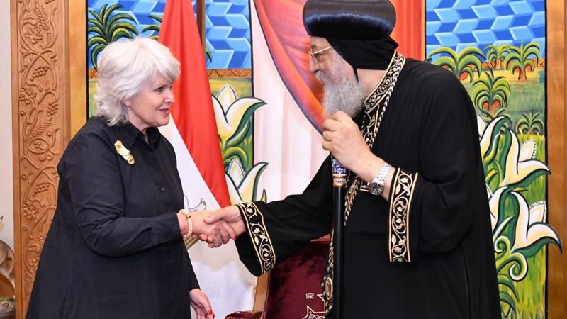 البابا أثناء استقباله السيدة إيزابيل روم السفيرة الفرنسية 