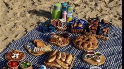 أحلى الوجبات اللذيذة لقضاء يوم مشمس على شاطئ البحر
