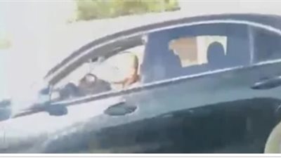 سيدة تتهم قائد سيارة بملاحقتها وتعريض حياتها وطفليها للخطر على محور الشهيد