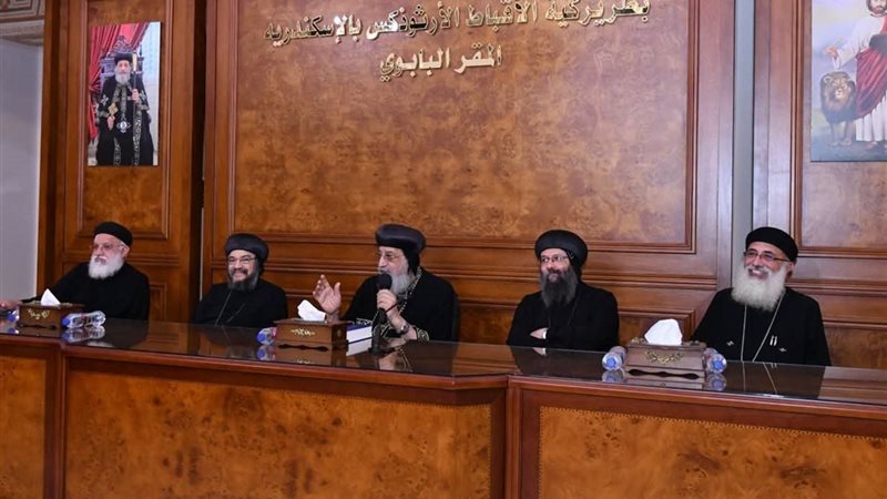 البابا يكرم أعضاء هيئة التدريس بالكلية الاكليركية 