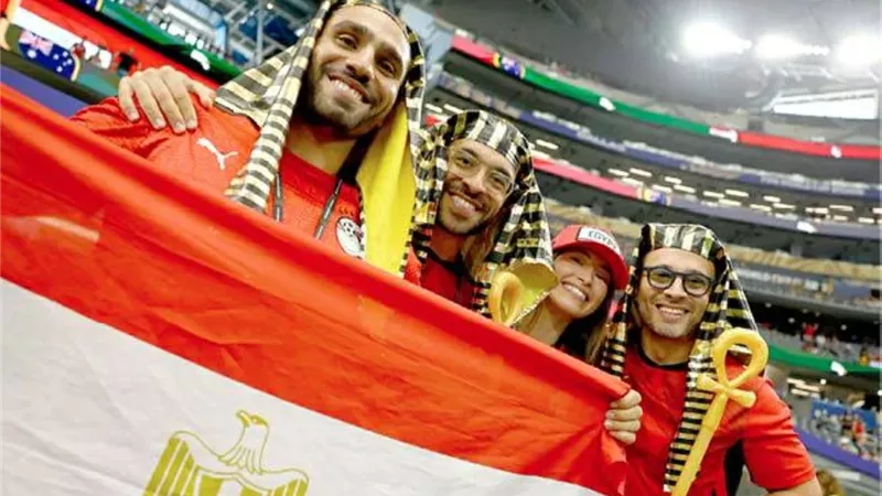 مشجعون مصريون بزى فرعونى يدعمون المنتخب المصرى