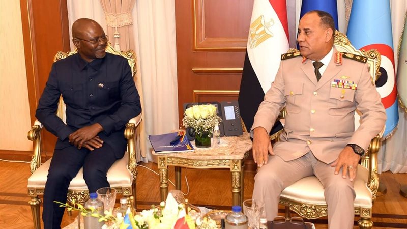 وزير الدفاع يتلقي
