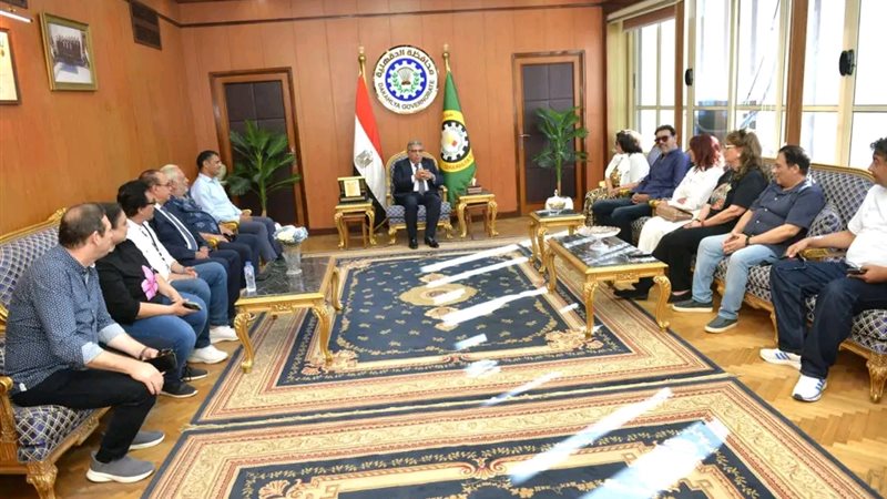 المحافظ يستقبل محمد رياض وكوكبة من نجوم الفن