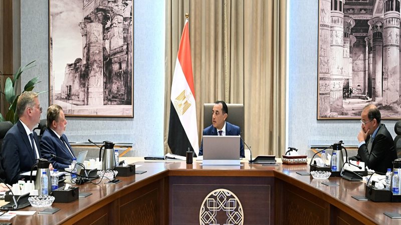 اجتماع رئيس مجلس الوزراء برفقة وزير البترول 