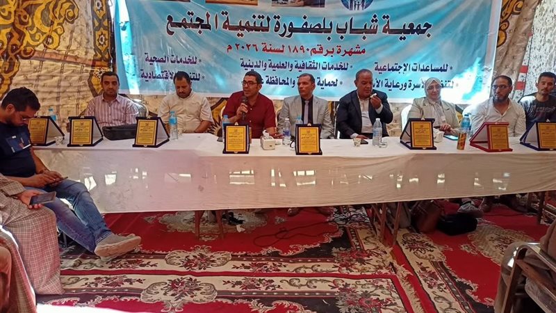 الدكتور أحمد حمدي وسط المنصة للمشاركة في فعاليات الندوة 