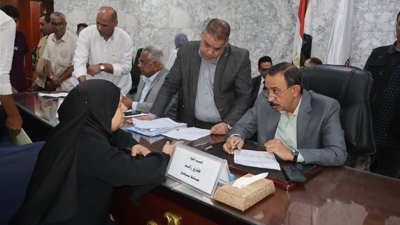 محافظ سوهاج يستقبل