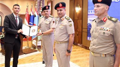 وزير الدفاع يشهد فعاليات اليوم العلمي للكلية الفنية العسكرية.. ويكرّم المبتكرين