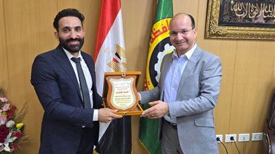 وكيل صحة الدقهلية يكرّم رئيس جراحة الوجه والفكين بشربين في المنصورة مع بدرع المديرية
