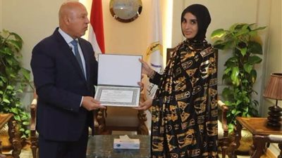 وزير النقل يكافئ بطلة أسوان ليلى الأنصاري بعد تصديها لرشق قطار بالحجارة 