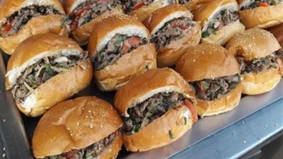 في أقل وقت وبأقل تكاليف.. اقنعي صِغارك بسندوتشات الشاورما البيتي